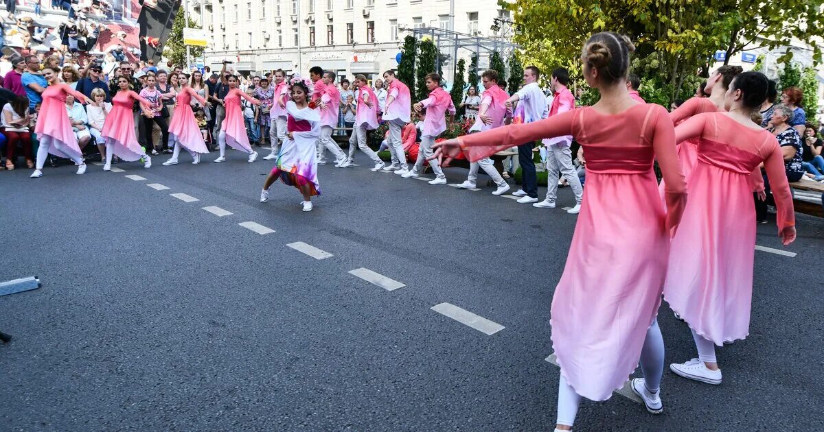 Новый рекорд. Танцы рекорды. Танцы на улице москвы перформанс. Массовый танец. Рекорд гиннесса по танцам.