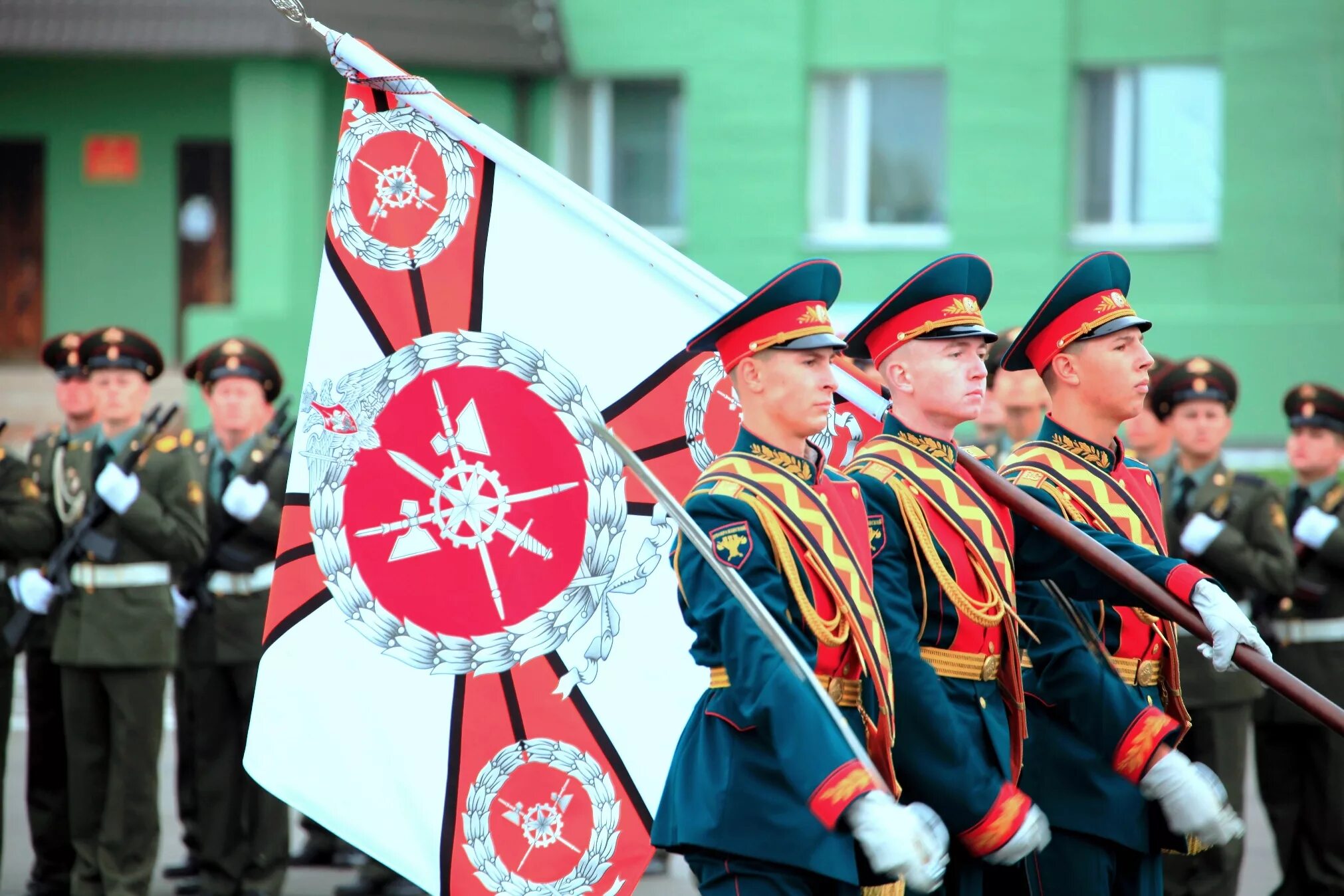 Полк новая россия. Боевое Знамя воинской части РФ. Знамя Вооруженных сил РФ боевое Знамя воинской части. Вынос боевого Знамени воинской части РФ. Вручение боевого Знамени воинской части.