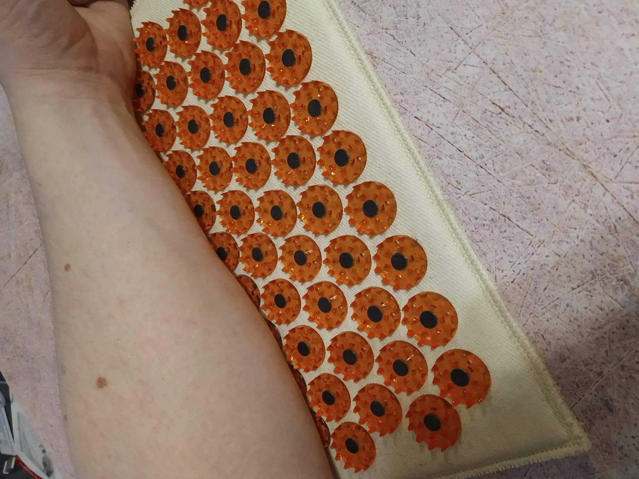 аппликатор кузнецова для спины и шеи. аппликатор кузнецова по цвету отличие. сколько можно лежать на аппликаторе. коврик кузнецова при невралгии. сколько можно лежать на аппликаторе.