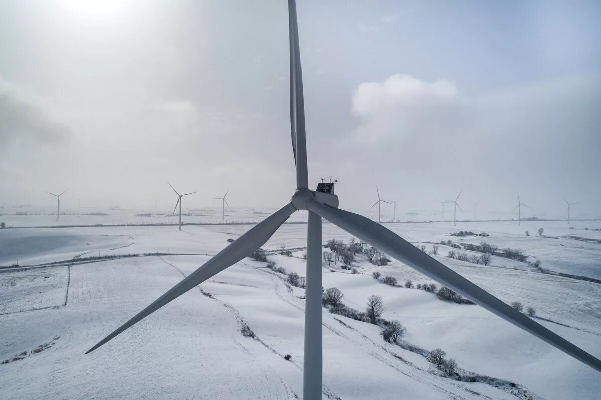 Электричество в финляндии 2022. Поставки электроэнергии в финляндию. Электричество в финляндии. Ветряки зимой. Финляндия вид электроэнергии.