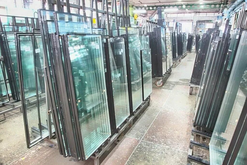 изготовитель стеклопакетов. производим стеклопакеты. производим стеклопакеты. пластиковые окна цех. стеклопакеты завод.