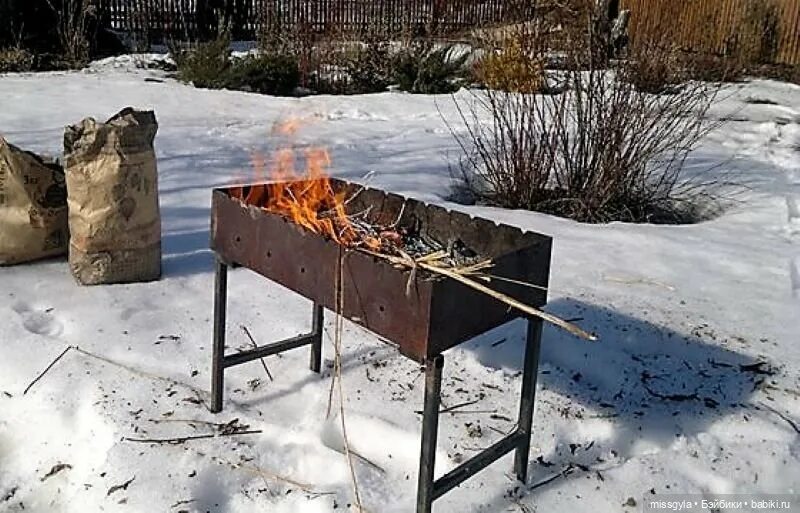 Шашлык зимой на природе. Шашлык на мангале зимой ночью. Зона барбекю зимой. Шашлык зимой на природе. Шашлык зимой в лесу.