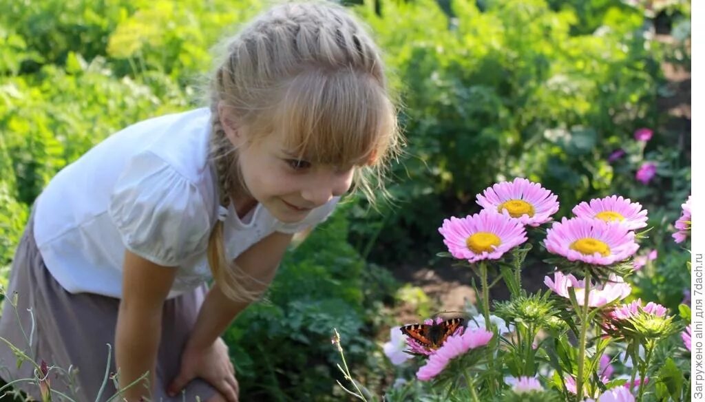 ребёнок с тюльпаноми в саду. девочка с цветами. фотосессия с корзинкой. девочки собрали в саду цветы. девочка рвет цветы.
