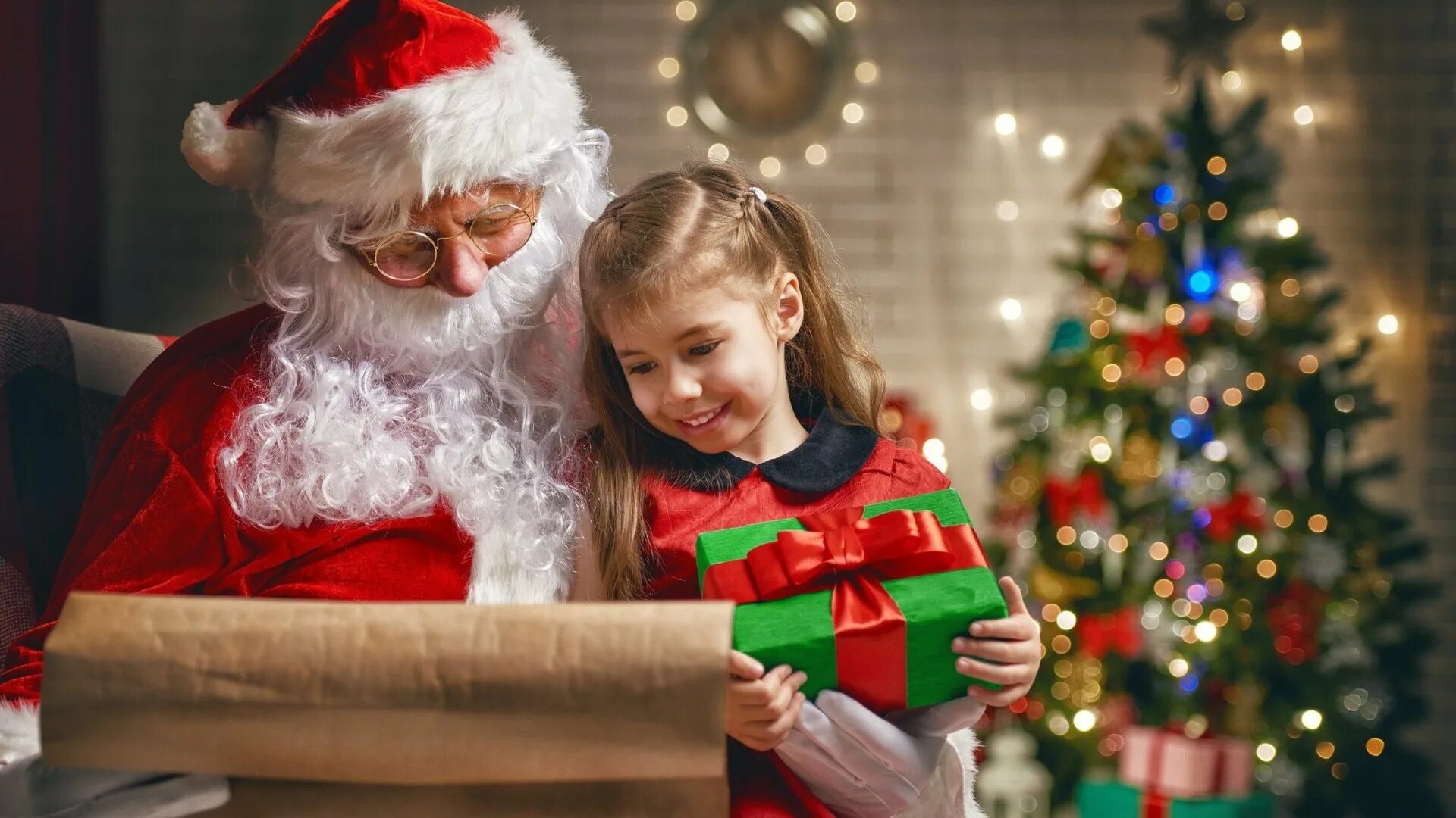 Деду морозу дарят подарки. Дед Мороз дарит подарки. Дед Мороз дарит подарки детям. Подарки Деда Мороза.
