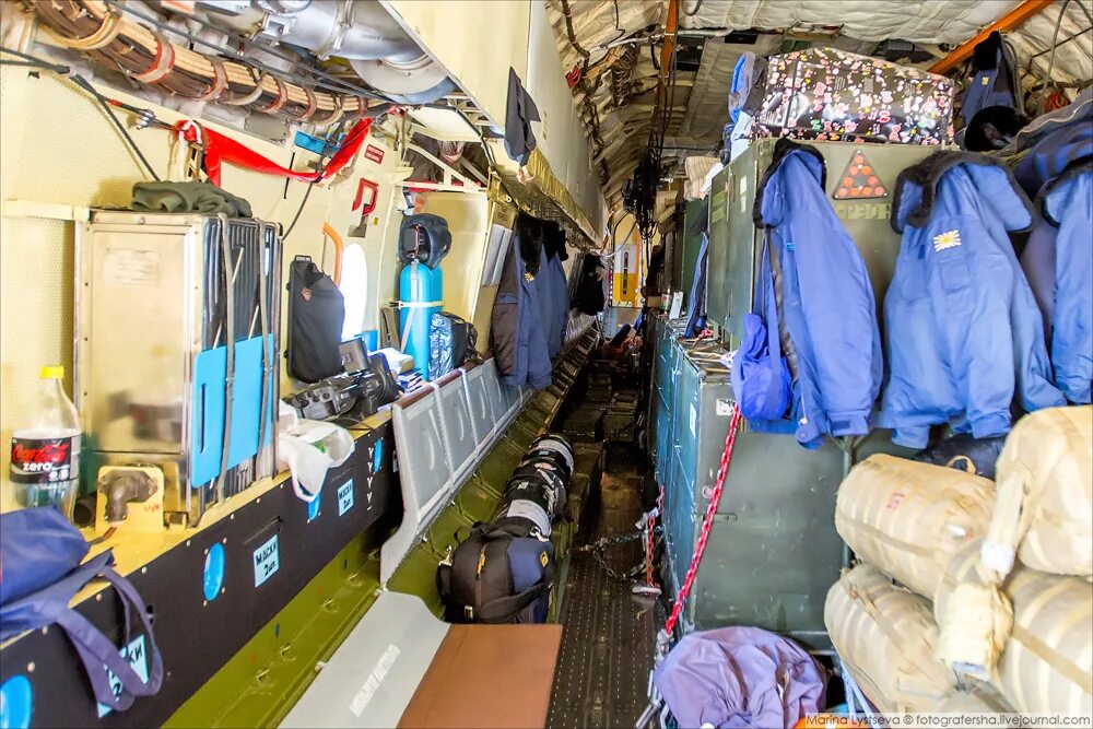 Салон грузового ил76. Ил 76 салон пассажирский. Грузовая кабина ил-76. Ил 76 мд грузовой отсек. Ил-76 грузовой отсек.