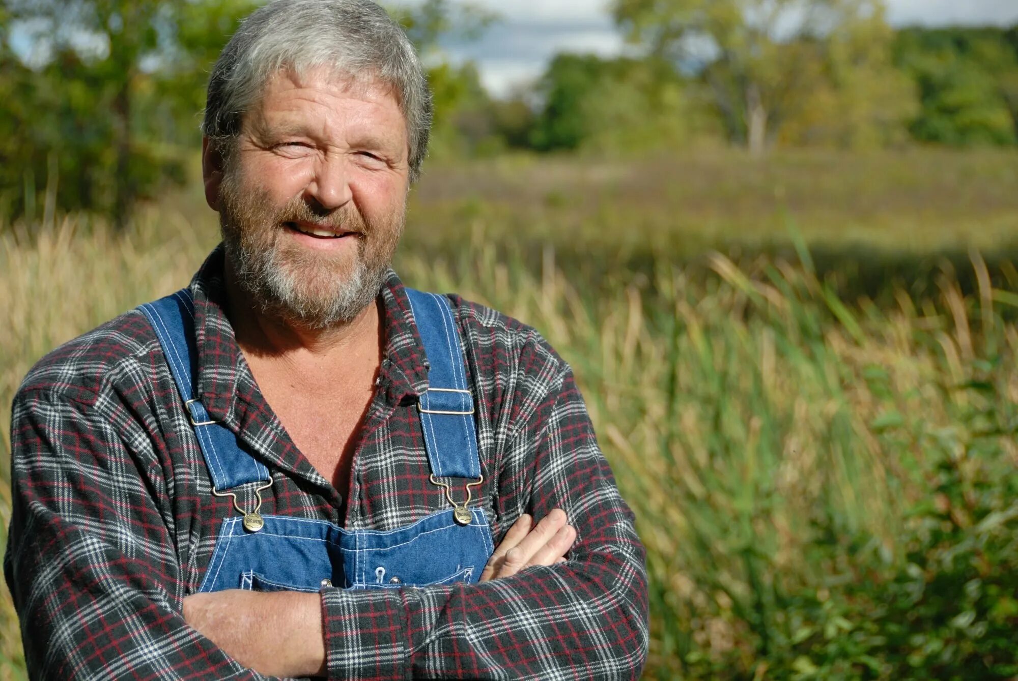 Фермер. Мужчина фермер. Мужчина фермер. Человек с урожаем. Мужчина фермер.