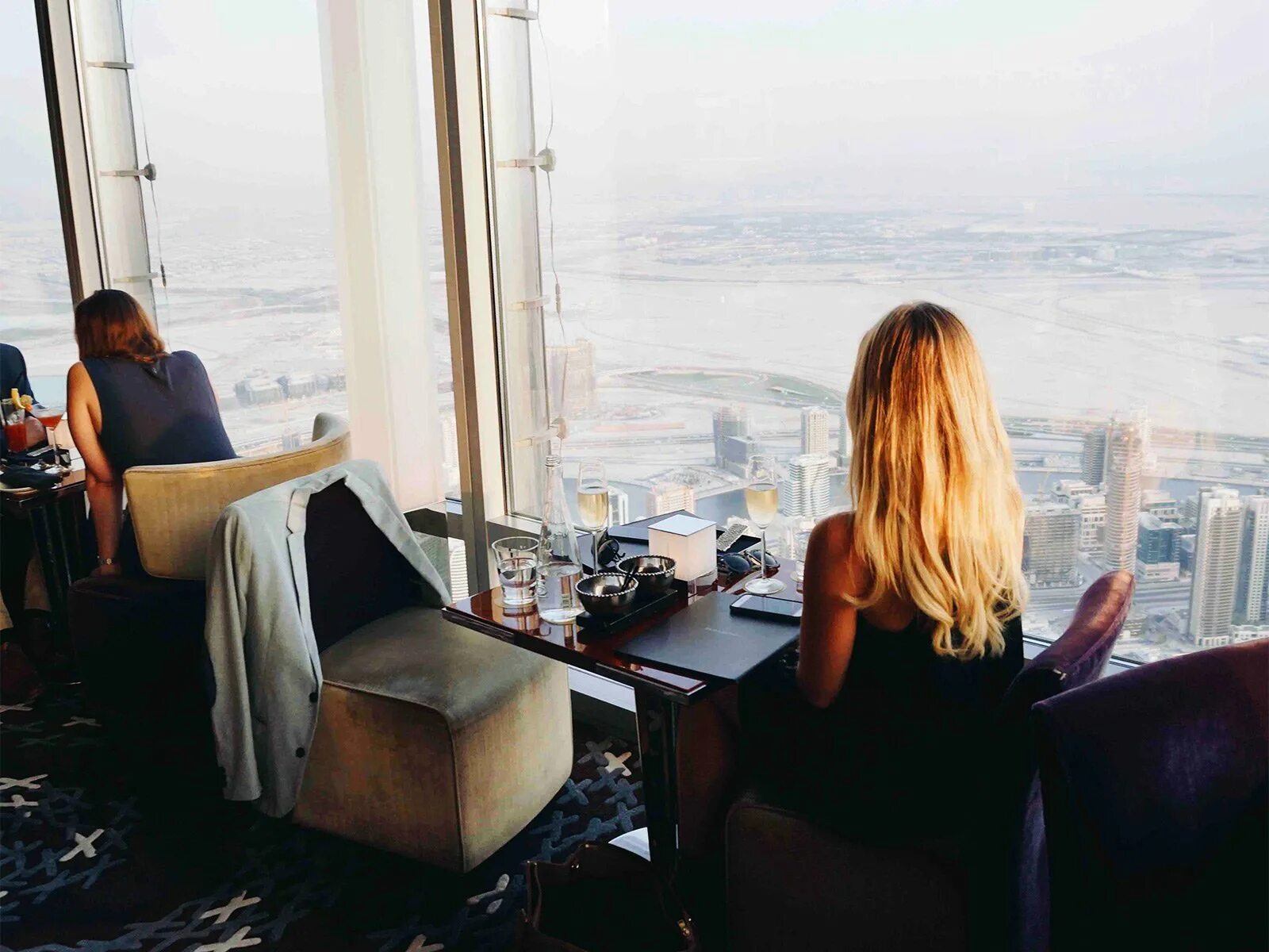 495 метров. Ресторан атмосфера Бурдж Халифа. Ресторан атмосфера Дубай. Атмосфера ОАЭ ресторан at.Mosphere. Вид из ресторана атмосфера Дубай.