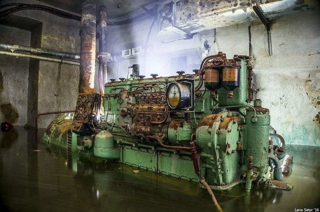 Дизельные генераторы в убежище. Кили бункер. Утепленный бункер в арктике. Заброшенный бункер в арктике фото. Генератор в бункере.