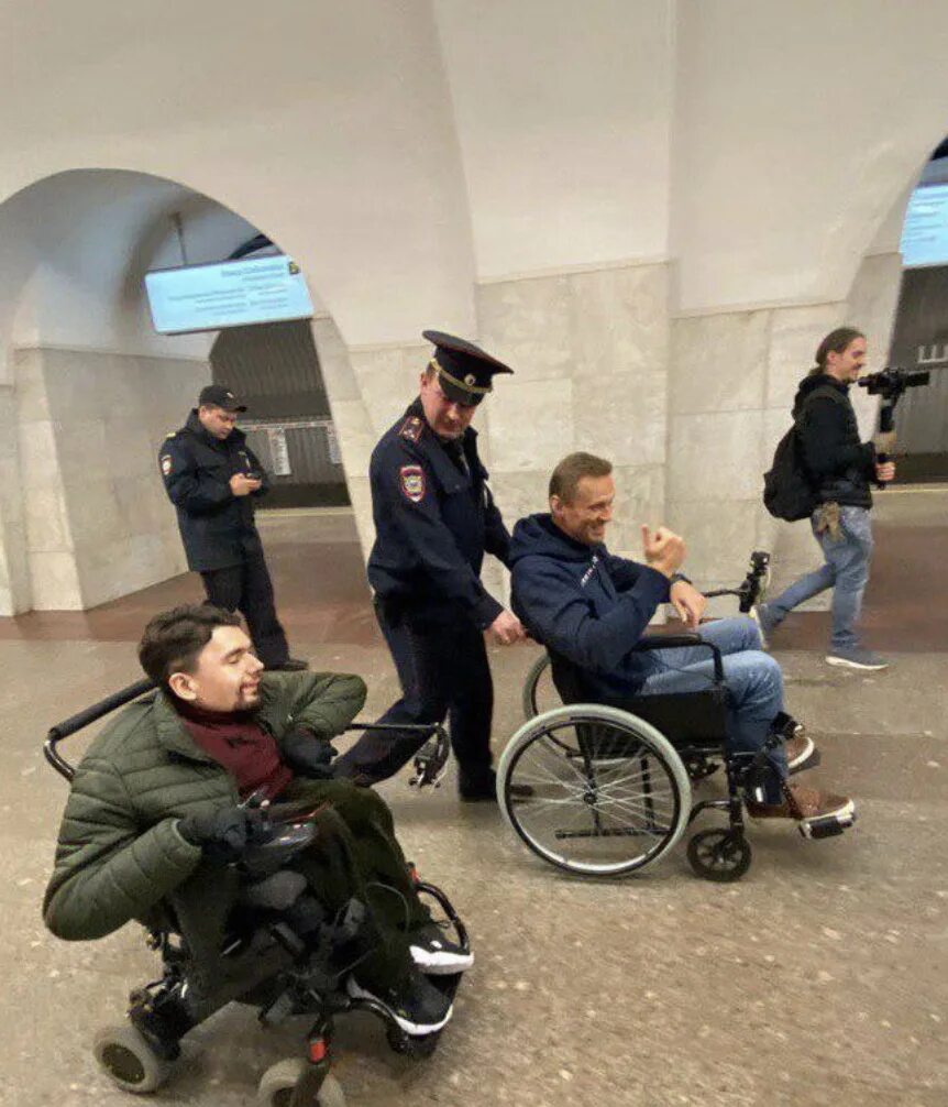 Полицейский инвалид. Инвалидная коляска в метро. Инвалиды в метро. Блоггер инвалид колясочник. Инвалиды сво в россии
