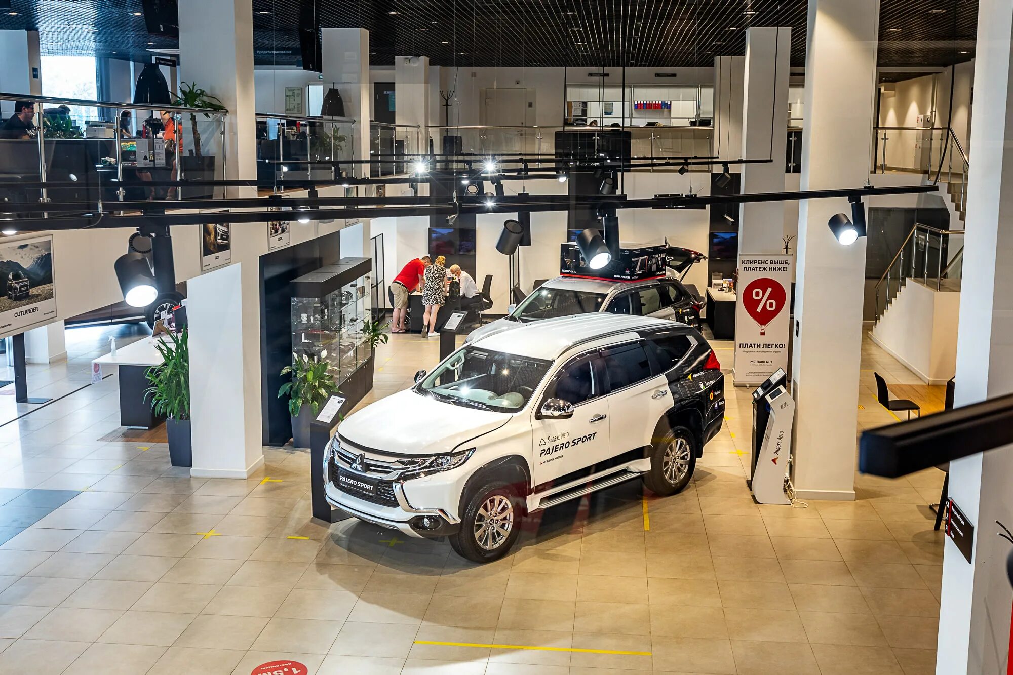 Автосалон mitsubishi. Терра Моторс Москва.