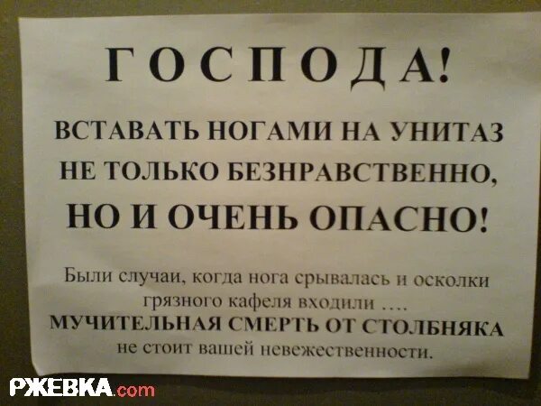 Упражнения для сгибания колена. Женские стопы. Босые ступни. Невозможно встать на ногу. Стопа на носочке.