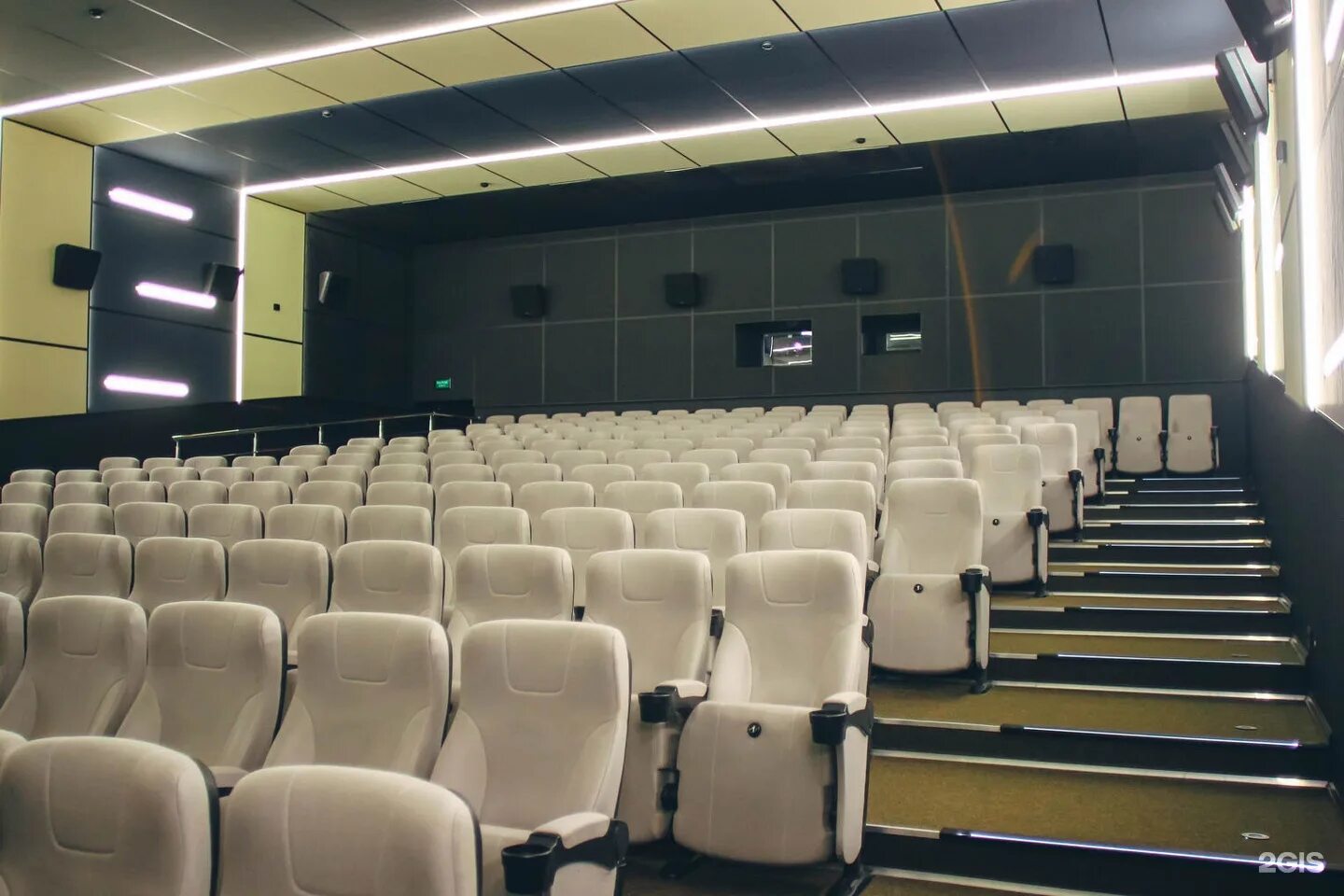 атлантис кинотеатр москва зал 3. кинотеатр новый центр спб.