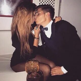 Парень девушка в клубе