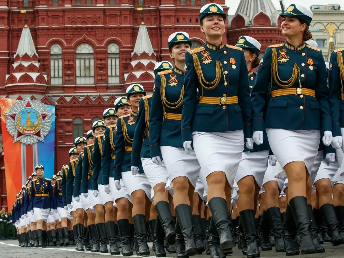 Парад Победы курсантки Вольского института. Девушки на параде. Женщины военные на параде. Новые формы видео