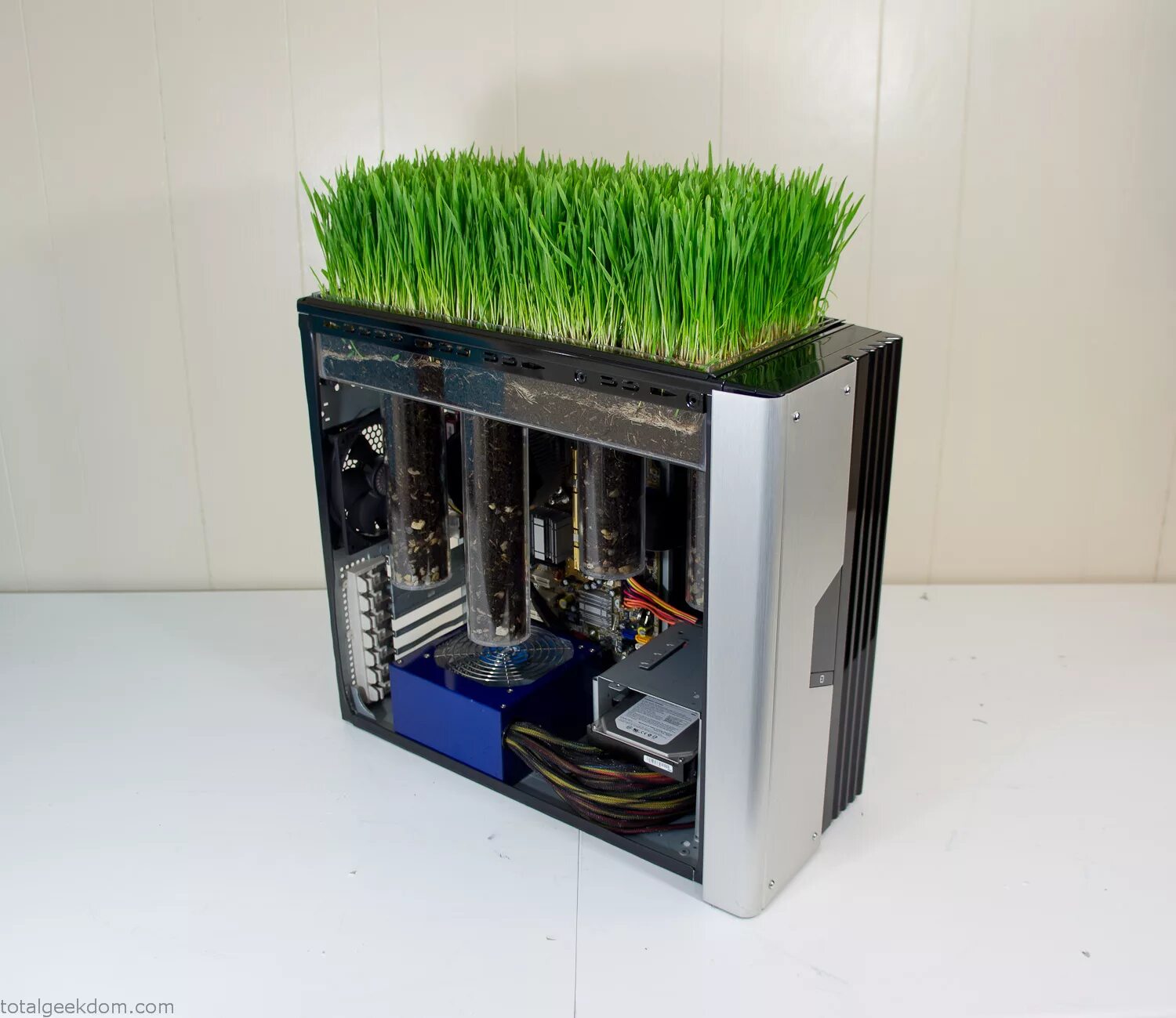 Мышление человека. Компьютер (игровой системный блок) qx200 (i3). Необычные системные блоки. Игровой компьютер. Менеджмент финансы.