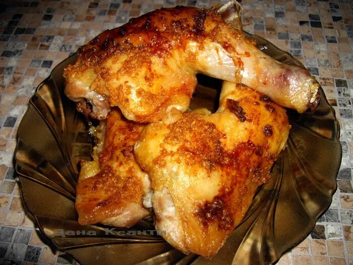 как пожарить окорочка с майонезом. жареная курочка на сковороде. курица с чесноком и майонезом. курица в майонезе в духовке. окорочок куриный жареный.