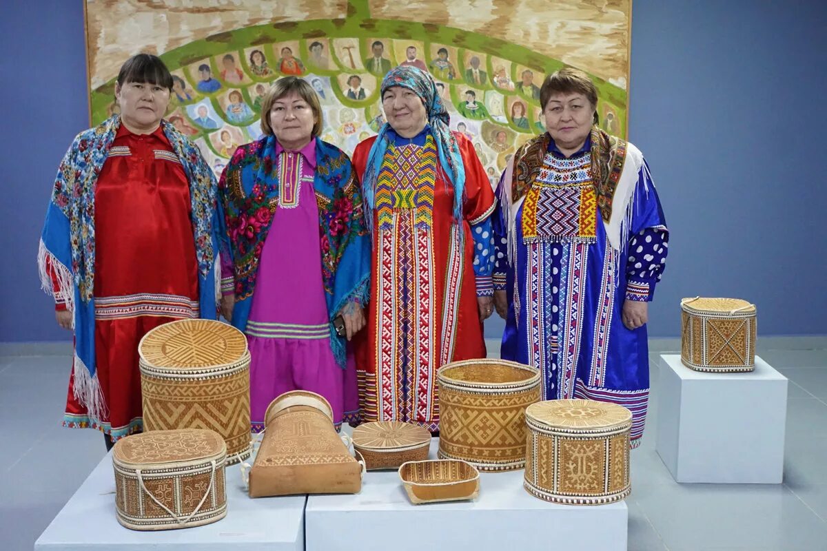 Ханты манси народ промысел Ремесла. Народные промыслы ХМАО Югры. Центр ремесел Ханты-Мансийск. Народные промыслы Ханты и манси.