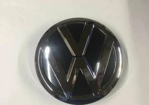 Эмблема передняя фольксваген поло. 6c0853600fod эмблема решетки. Значок фольксваген поло на решетку радиатора. Vag 6r0853600aulm эмблема vw. Крепление эмблемы.