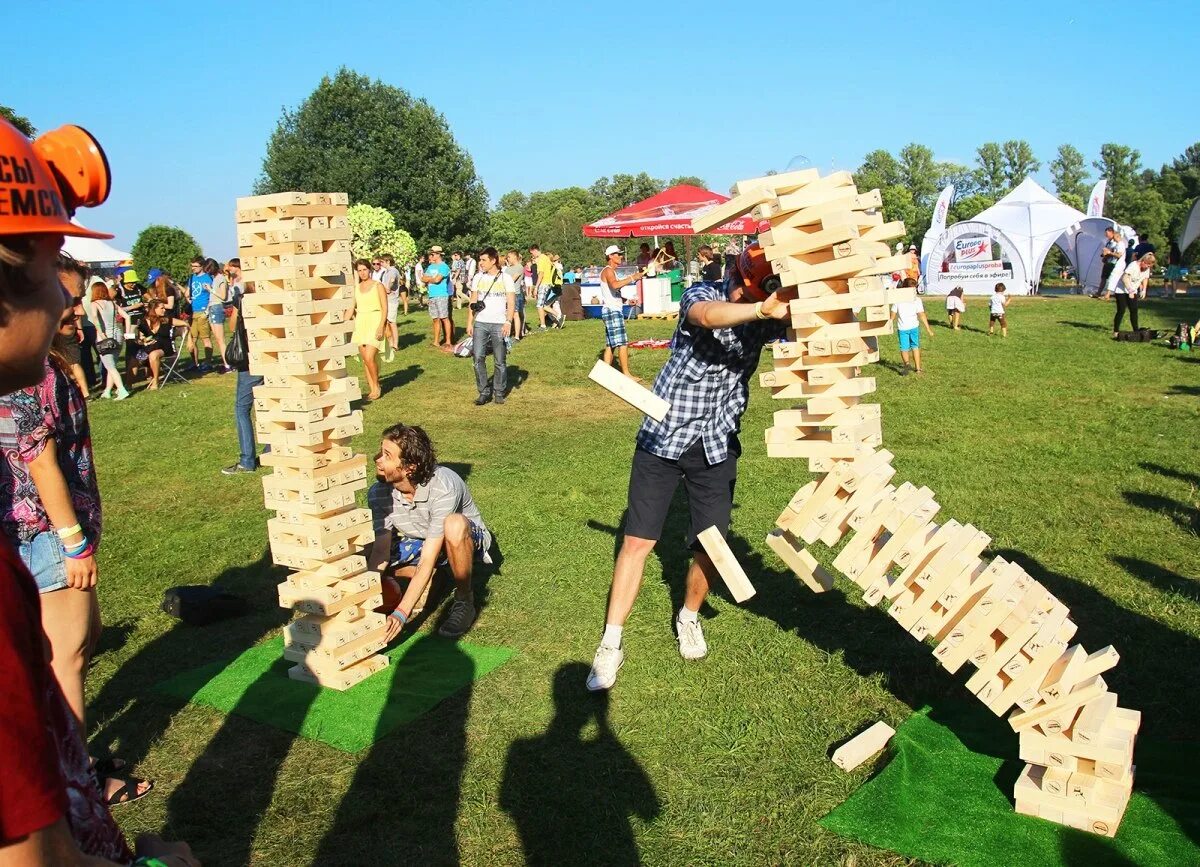 Гигант сниму. Мега дженга. jenga игра большая. гигантская башня дженга. аттракционы для тимбилдинга.