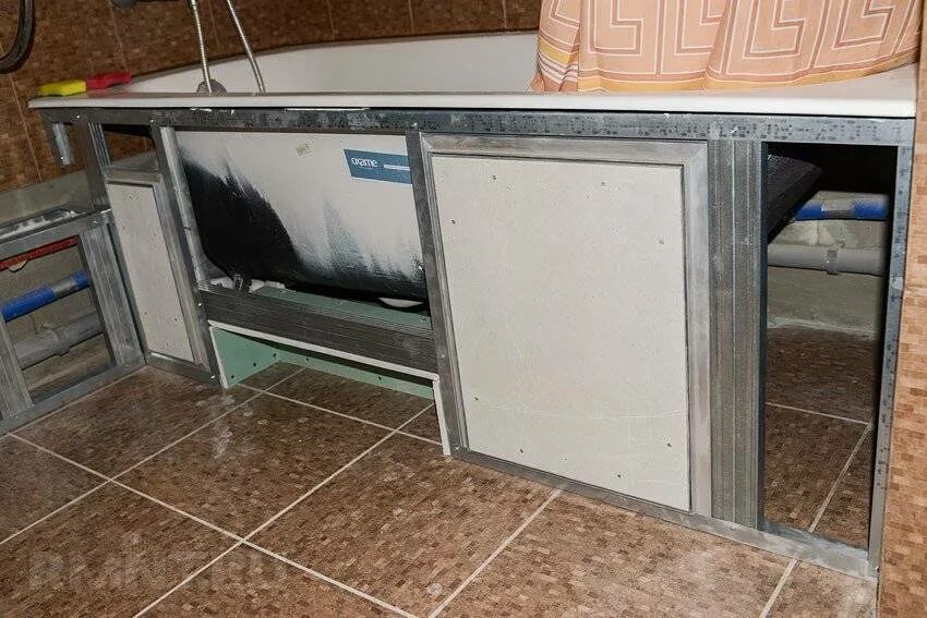 Экран под ванну из гипсокартона. Экран для ванной из гипсокартона. Экран под ванну с люком. Экран для ванны под плитку.
