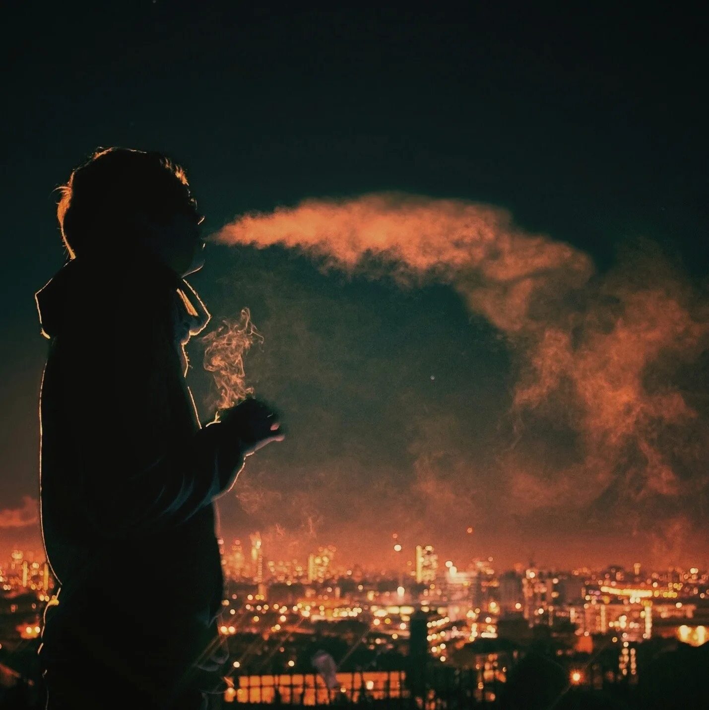 Al rakhim хочется жить. Парень в капюшоне с сигаретой. Ночной человек. Это одиночество. Одинокий вечер.