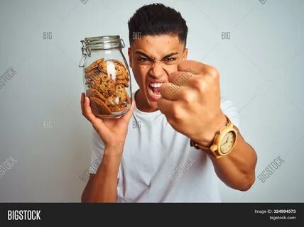 Человек открывает банку