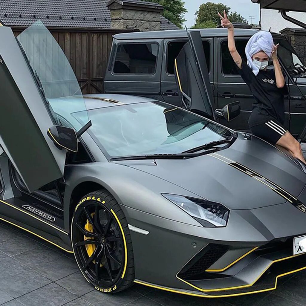 Машина Ивлеевой Насти Ламборджини. Ивлеева Ламборджини. Настя Ивлеева Lamborghini. Настя Ивлеева авентадор. Какую машину купить за 1000000 рублей