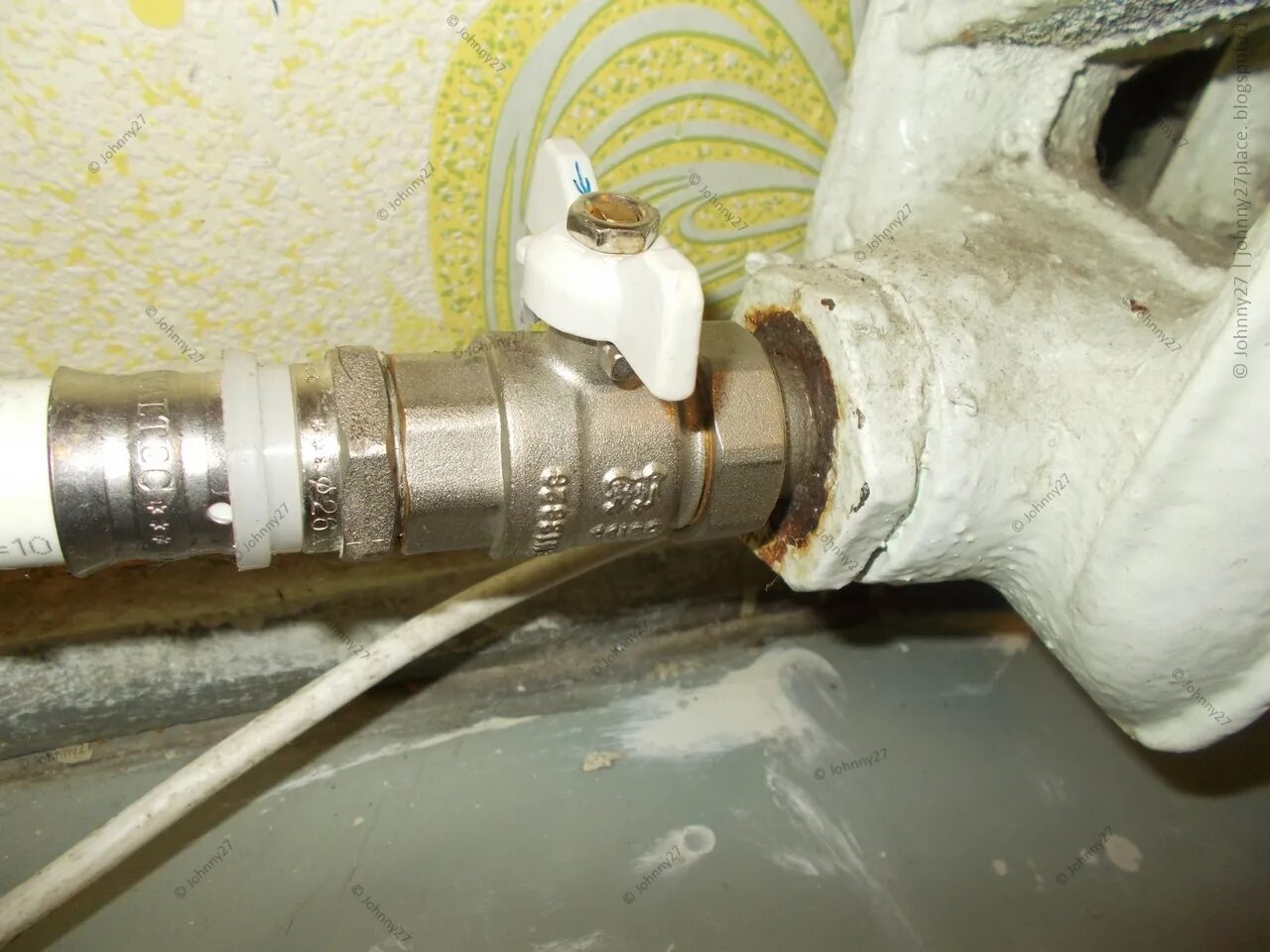 Замена шарового крана. Кран для перекрытия воды. Кран в подвале. Шаровый клапан q347f. Как поменять шаровые краны.