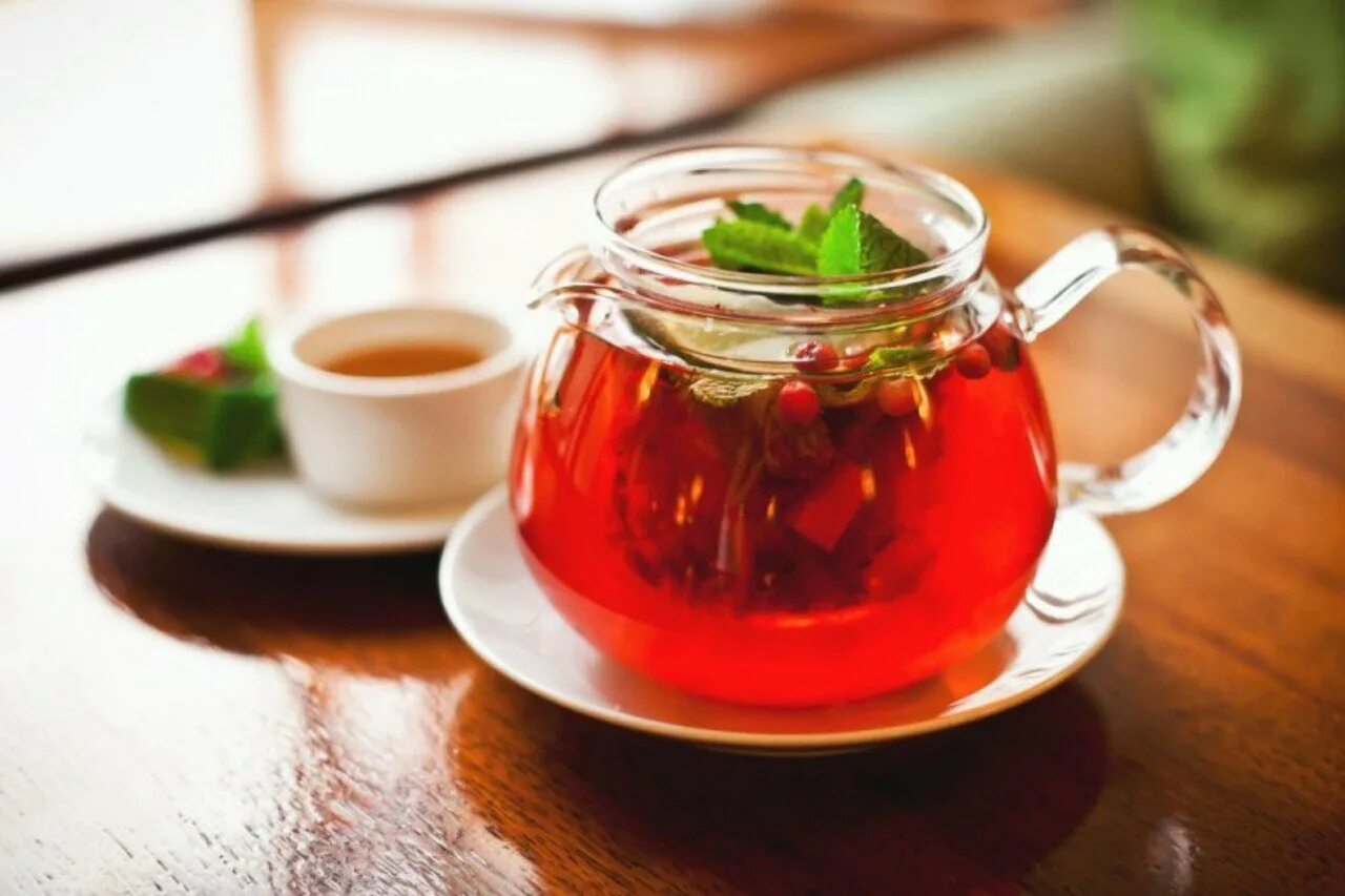 Вкусный чай в домашних условиях. Клюква мята чай. Чай клюква с мятой. Брусничный чай. Чай с клюквой.