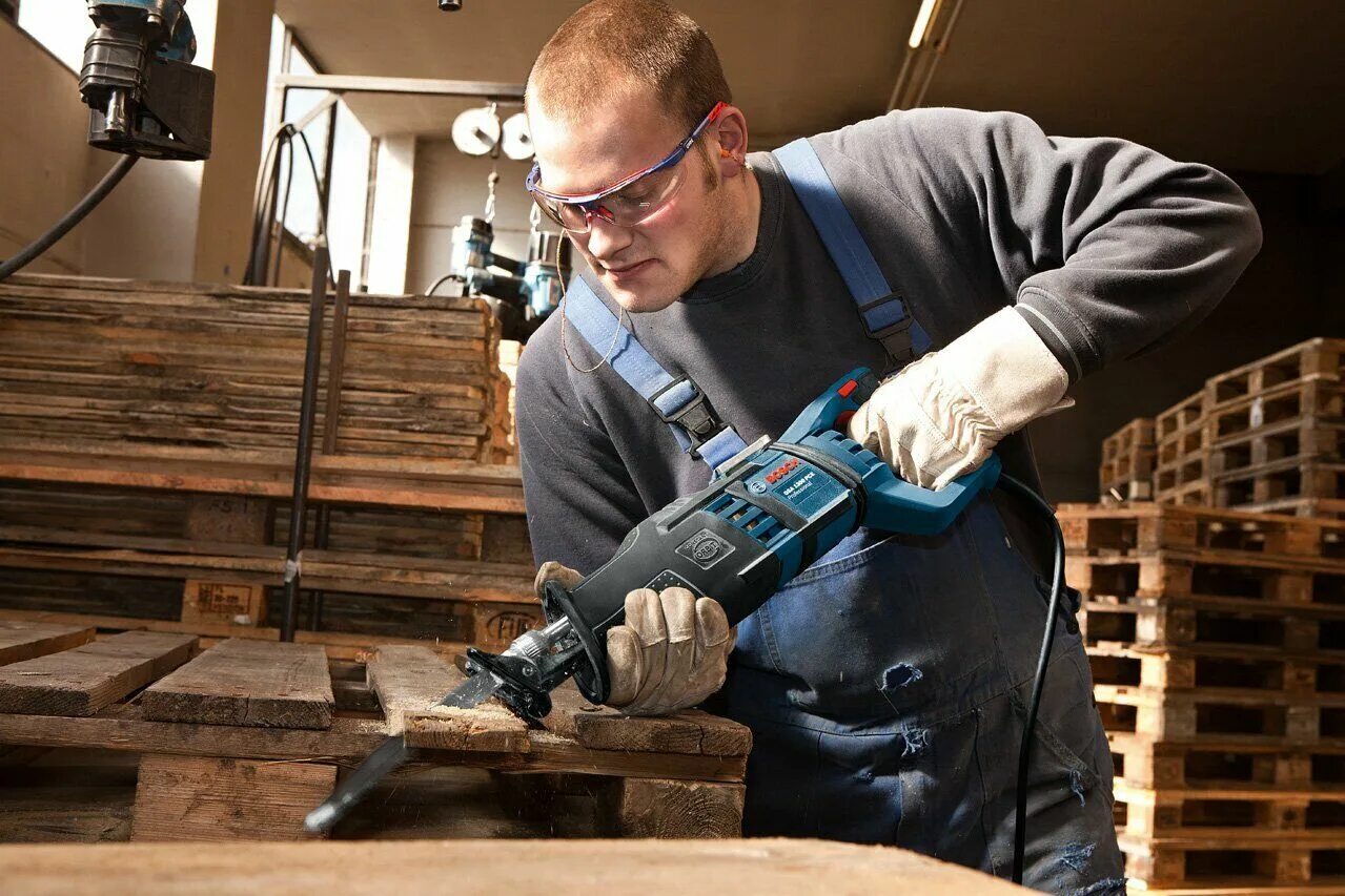 Пила работа. Сабельная пила bosch gsa 1300. ножовка bosch gsa 1300 pce. сабельная ножовка bosch gsa 1300 pce 0.601.64e.200. пила сабельная электрическая bosch gsa 1300 pce 1300вт.