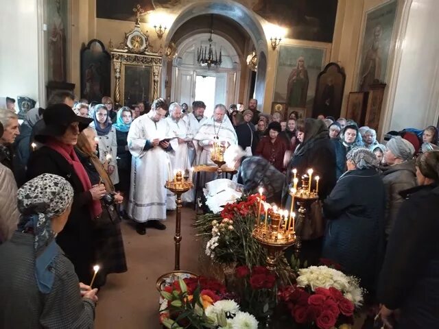 Православное венчание. Свадебная церемония в церкви. Как прихожанки готовят в мысках в церкви 2022 год. Как прощаются в церкви. Владимир коломиец красноярск прощание в храме.