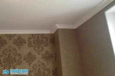 Потолочный плинтус клеить до обоев или после