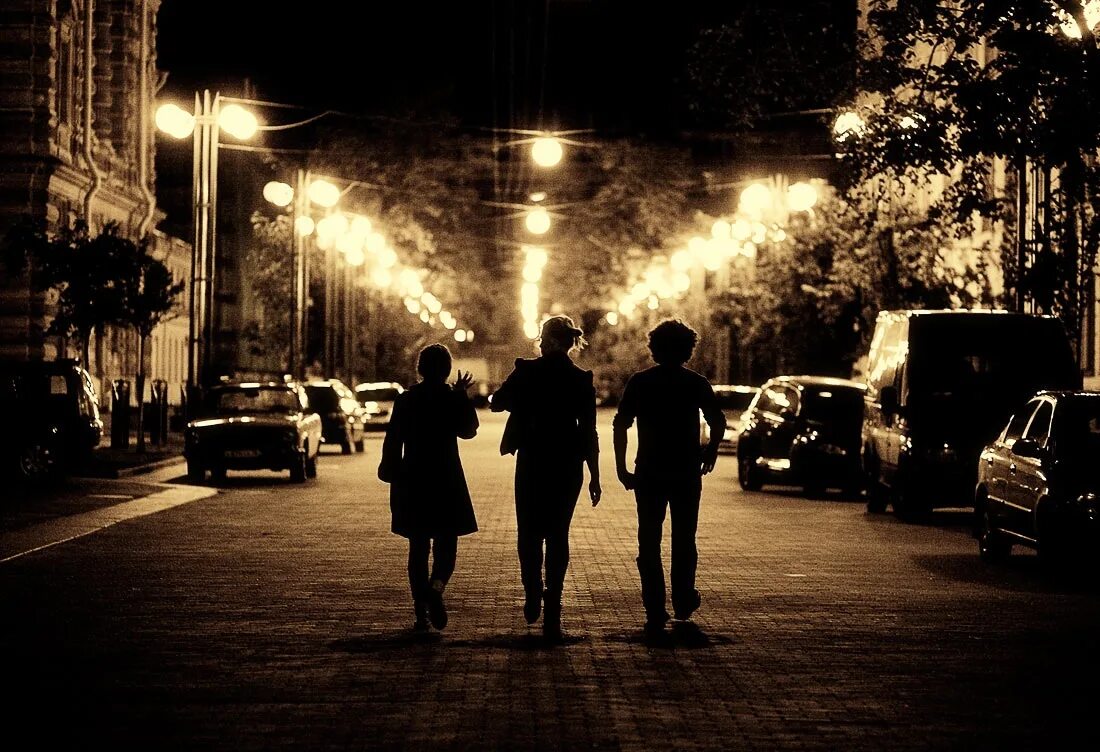 Полиция на улице ночью зимой. Закон о комендантском часе для детей. До скольки можно гулять 14 лет детям по закону. Во сколько можно гулять ночью. Сколько можно гулять ночью.