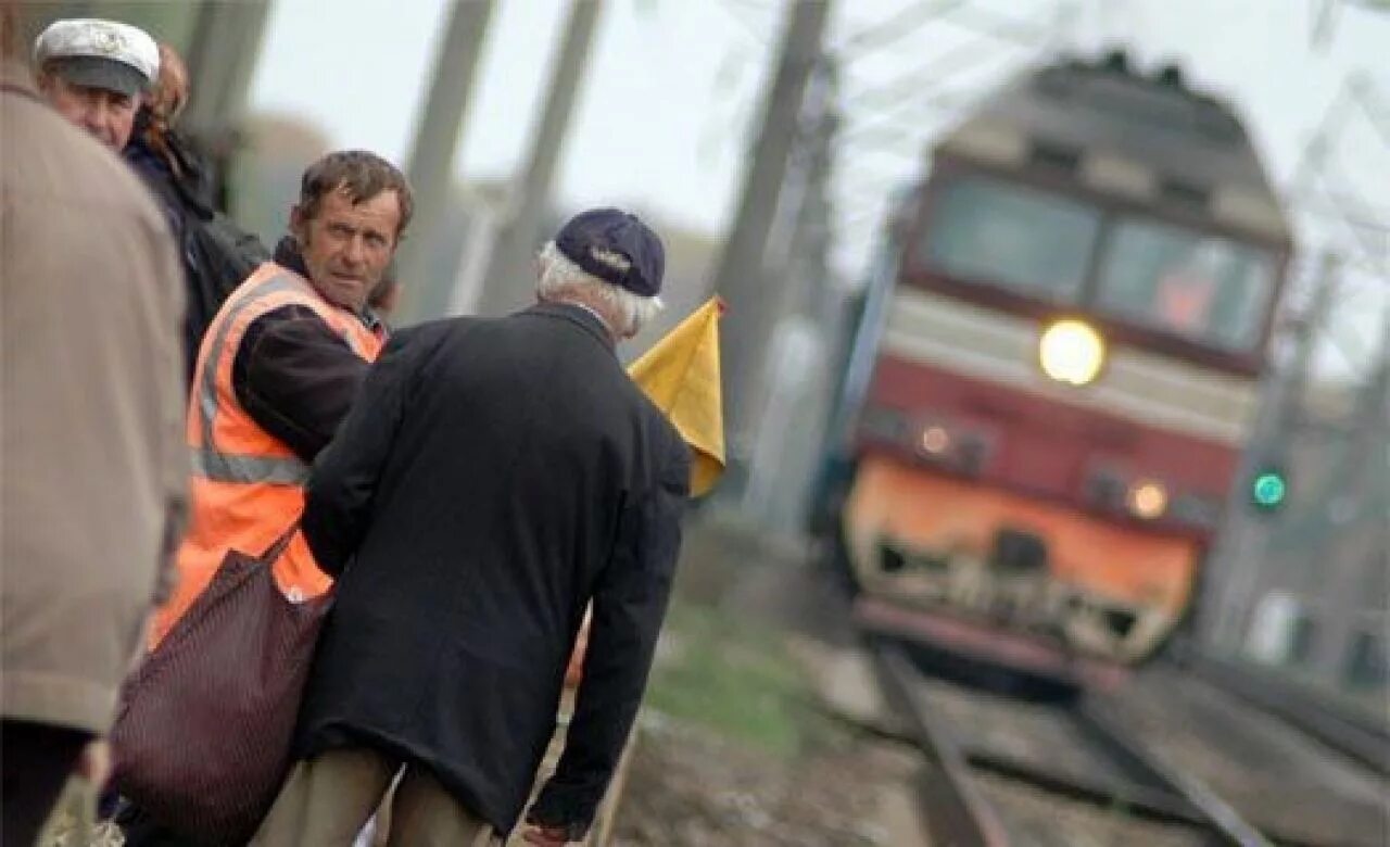 Четверо поездов. Подборка людей сбивает поезд.