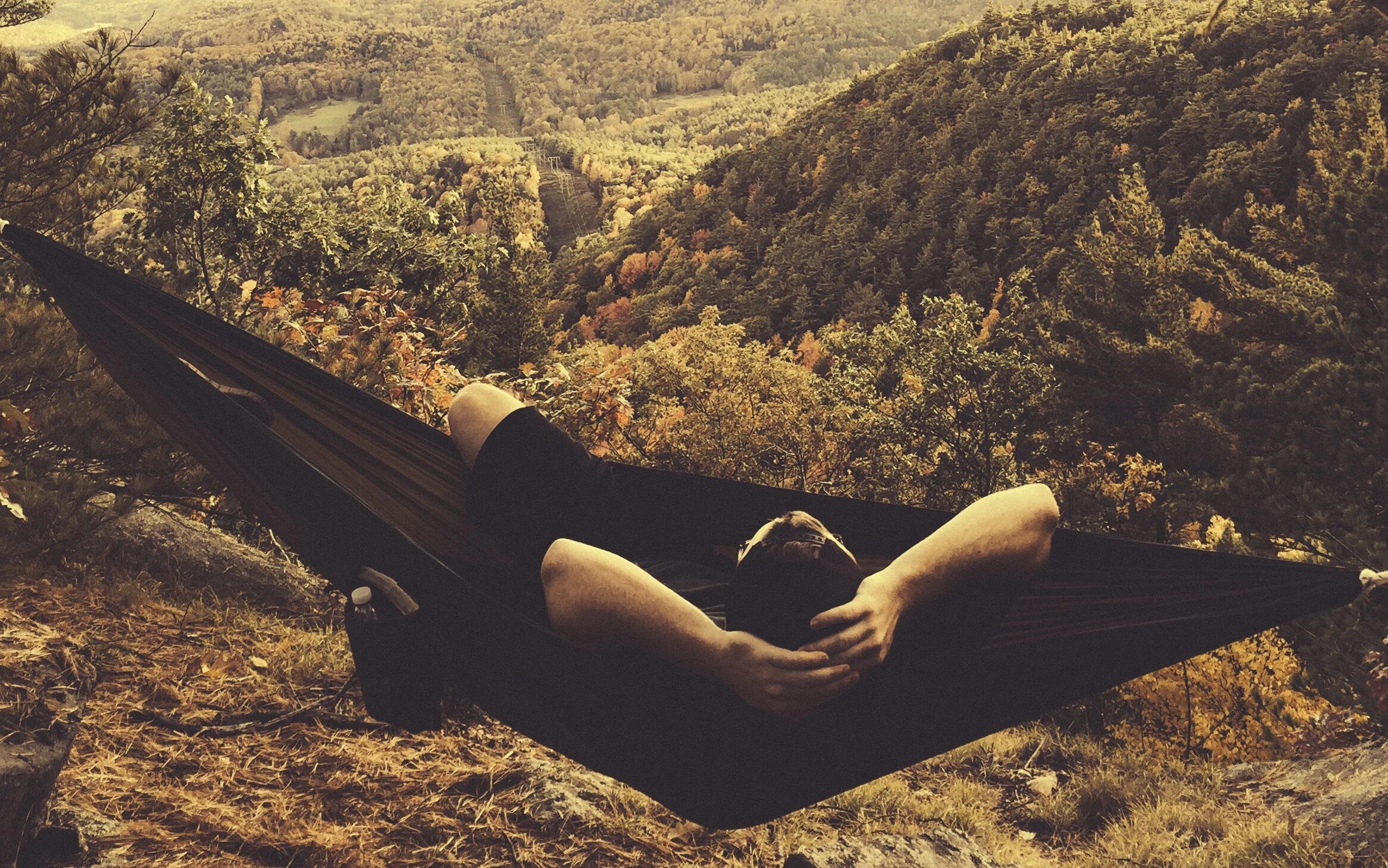 Красоту сидели люди. Мужчина в гамаке в горах. Лежать в гамаке Эстетика. Гамак на горе. Человек в гамаке в лесу.