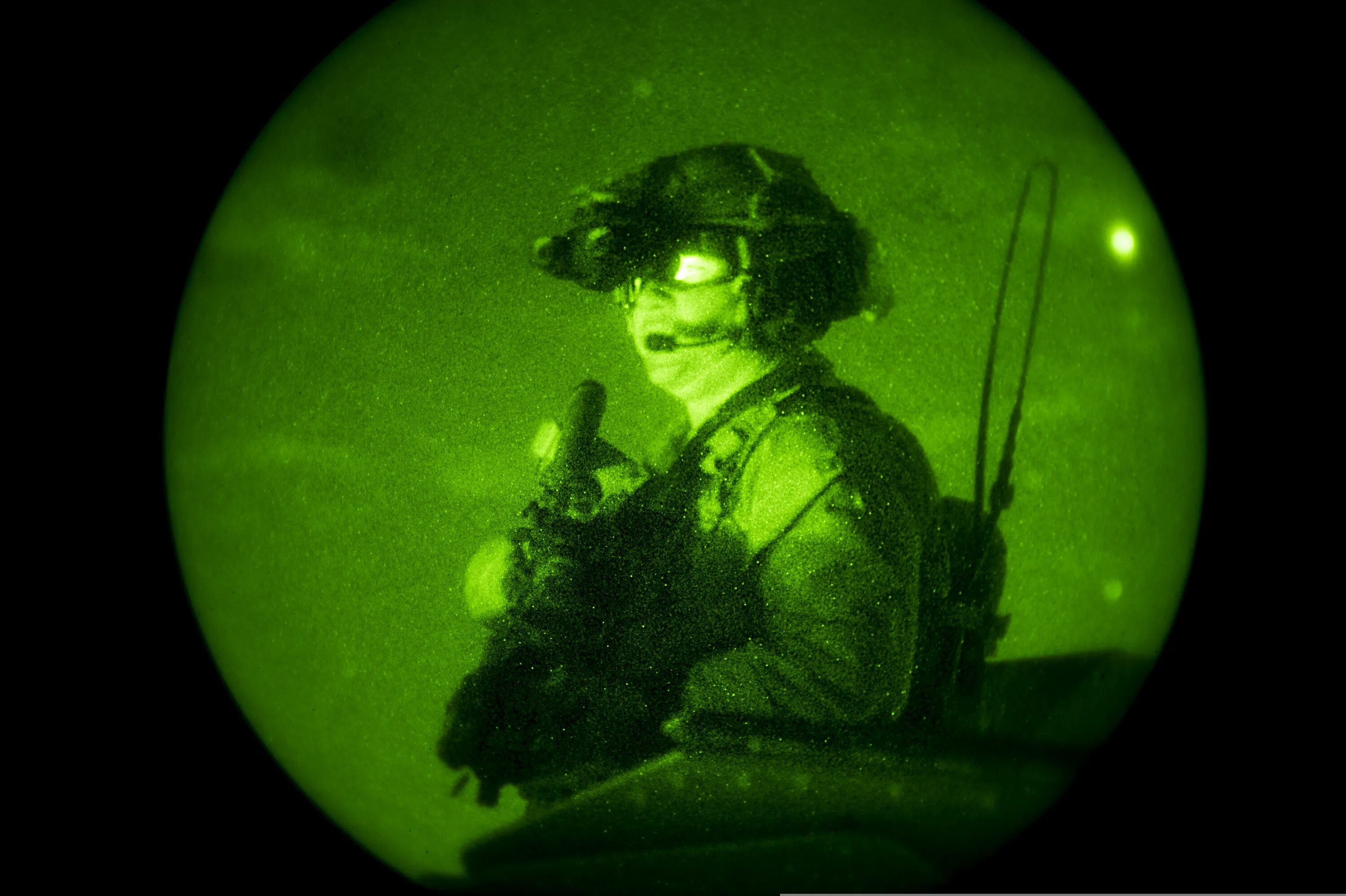 Night vision 2. ПНВ Военная тематика. Подводный прибор ночного видения. Special Forces Night Vision. Лазерная разведка ночью.