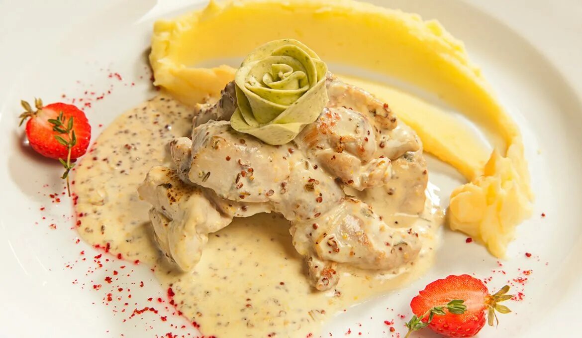 Курица со сливками и пюре. Кролик в сливочном соусе. курица с гарниром и соусом. куриное филе с пюре. курица в белом соусе.