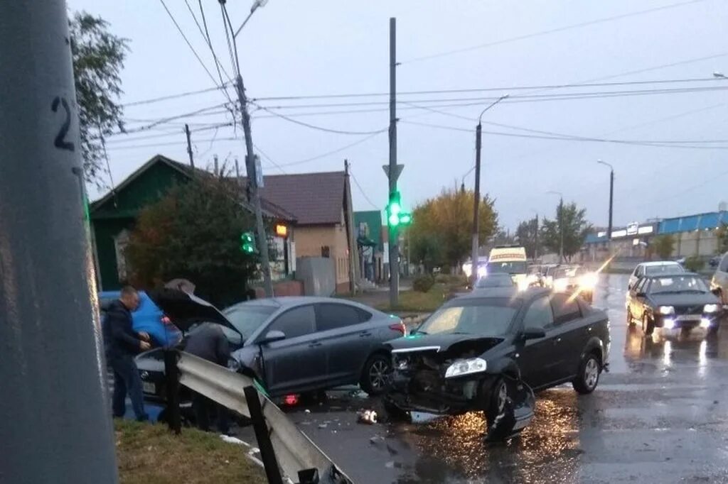 Что произошло в оренбурге сегодня. Авария на Шевченко Оренбург. Авария на Шевченко Оренбург вчера. Автоавария на Пролетарской Оренбург. Автомобильная авария на Пролетарской в Оренбурге.