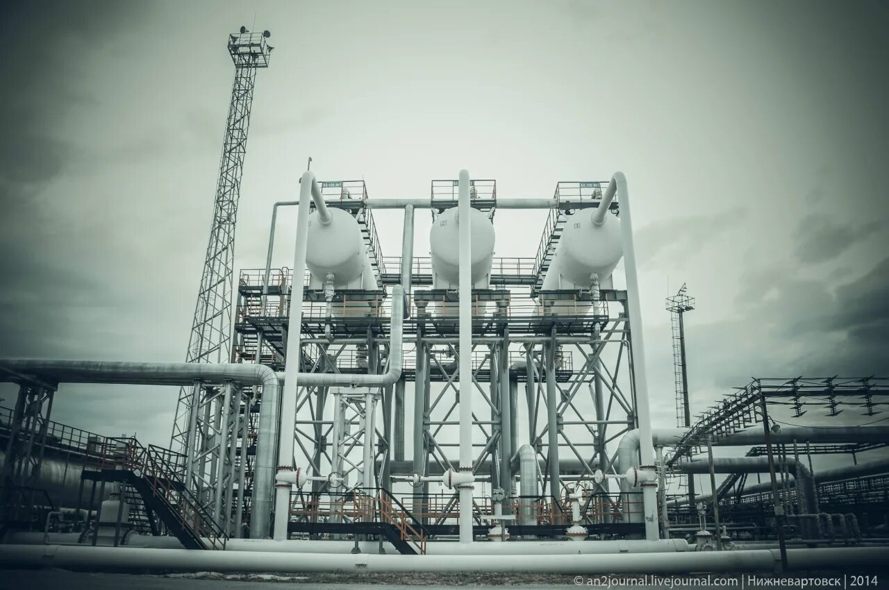 Ао самотлорнефтегаз нижневартовск. Нижневартовск самотлорское нефтяное месторождение. Кустовые площадки нефтяных скважин хмао. Меретояханефтегаз месторождение. Роснефть нижневартовск.
