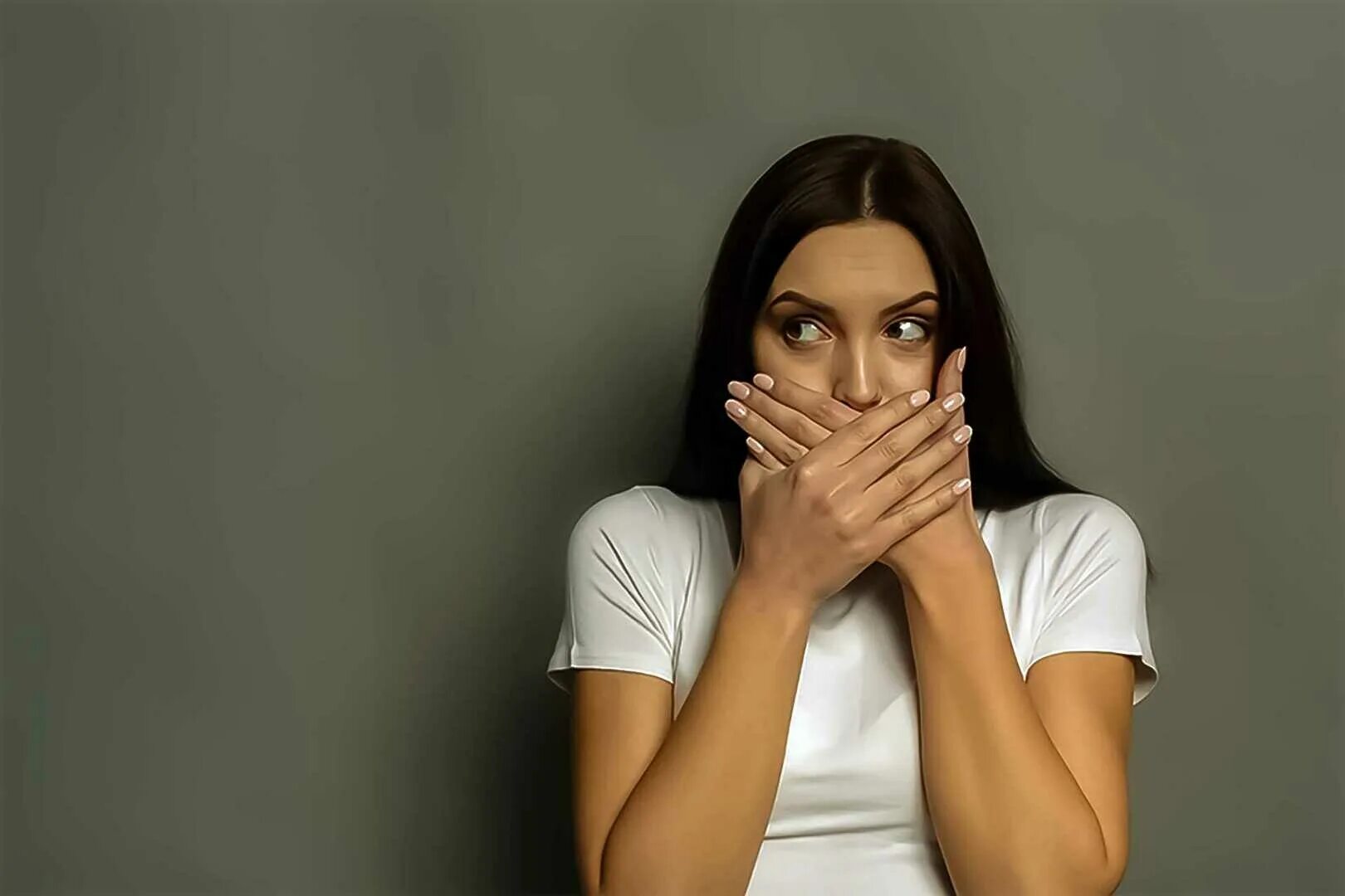Как говорить с закрытым ртом. Девушка прикрывает рот ладонью. женщина с закрытым ртом. испуганная женщина. молчаливый человек.