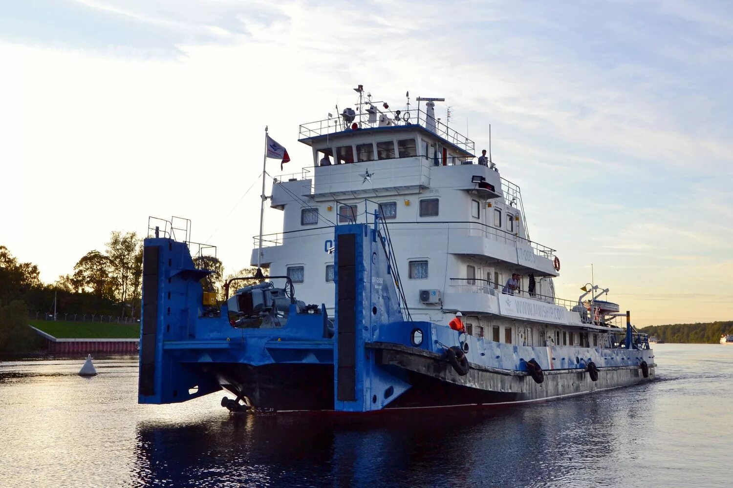 Речное судно буксир толкач. Теплоход толкач озерный. Речной буксир толкач. Буксир толкач. Речной буксир толкач.