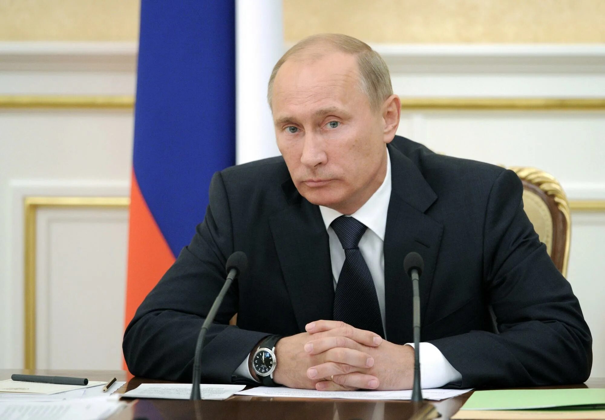 Политику со. Путин сложил руки. Владимир Путин жесты. Путин со сложенными руками. Путин руки на столе.