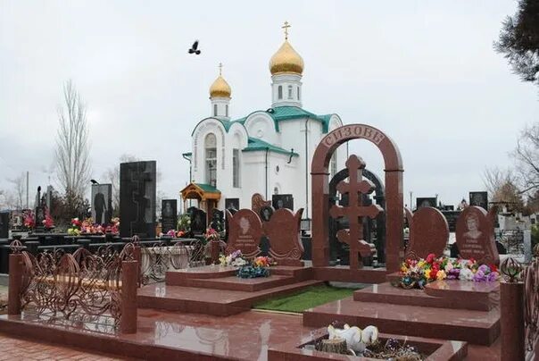 Памятник вов в астрахани. Старое кладбище астрахань святой. Памятники на могилы астрахань. Мемориальные комплексы с красным гранитом. Кладбище на рождественской астрахань.