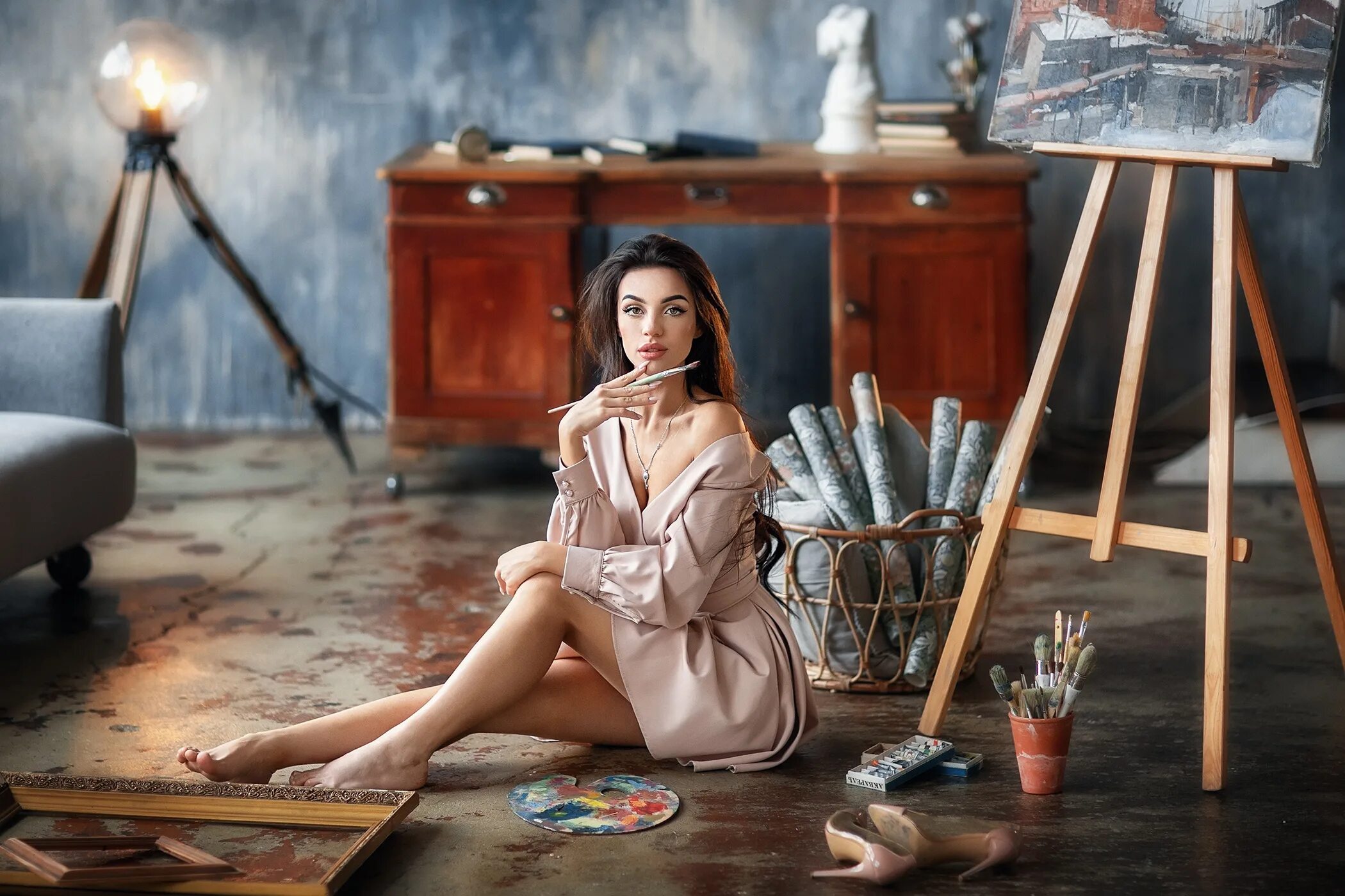 Предметы для фотосессии. Студийный портрет. Джулия ву. Девушка сидит на краю ванной. Джулия ву.