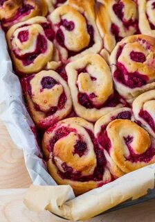 Булочки с вишней