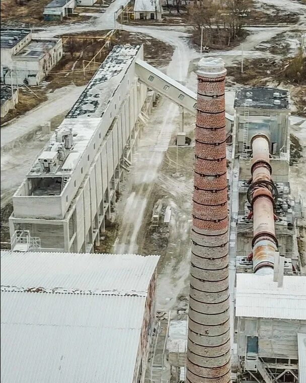 Поселок меловой. Меловой завод ульяновская. меловой завод новоульяновск. посёлок меловой ульяновская область. большие башни на заводах.