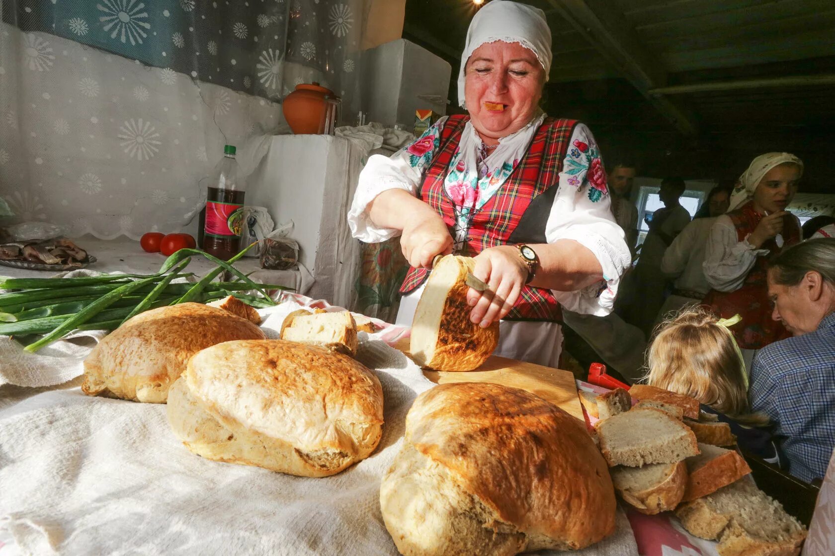 Рецепт хлеба бабушки. Деревенский хлеб из печи. Хлеб деревенский каравай. Бабушка печет хлеб в деревне. Круглый хлеб из печи.