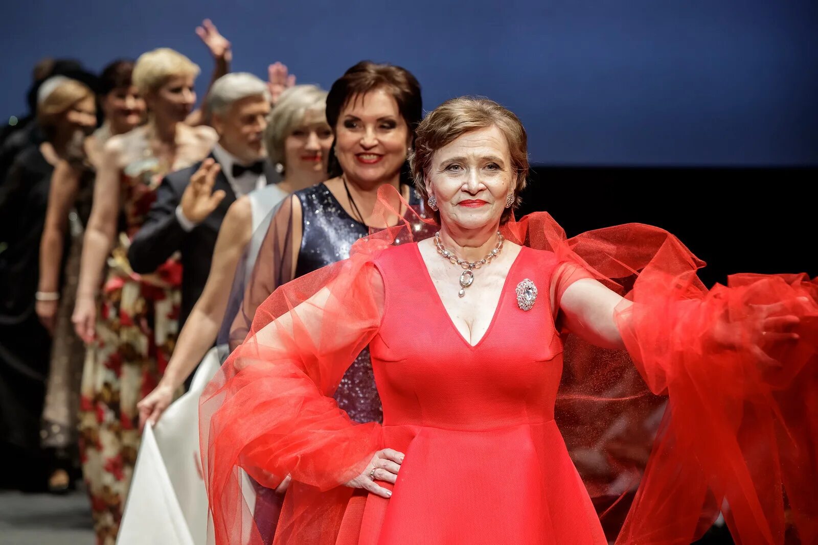 Пожилые модели на подиуме. Подиум зрелой красоты. Модные показы возрастных моделей. Подиум зрелой красоты. Подиум зрелой.