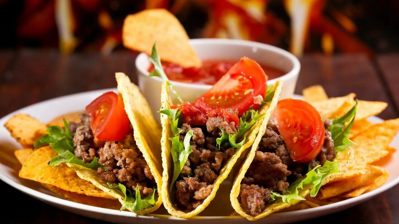 Тако бико. Мексиканская закуска такос. Тако мексиканская кухня. Острое тако. Мексиканец с тако.