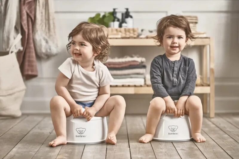 Дети на горшках в садике. BABYBJORN горшок Smart белый. BABYBJORN горшок Potty. BABYBJORN Smart Potty - (White/Grey). Ребенок на горшке.